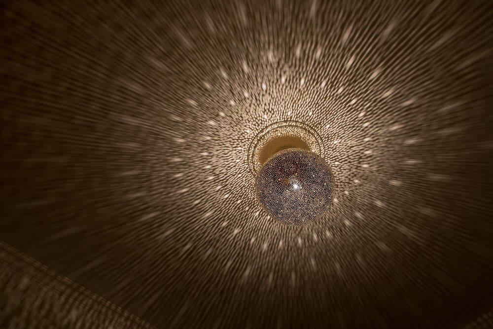 bollformad mässinglampa