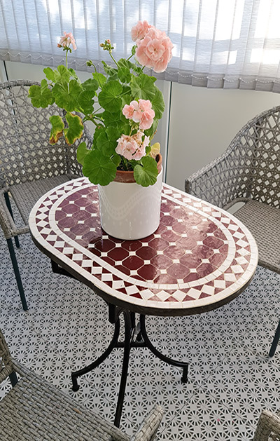 Ovalt mosaikbord i rött och vitt